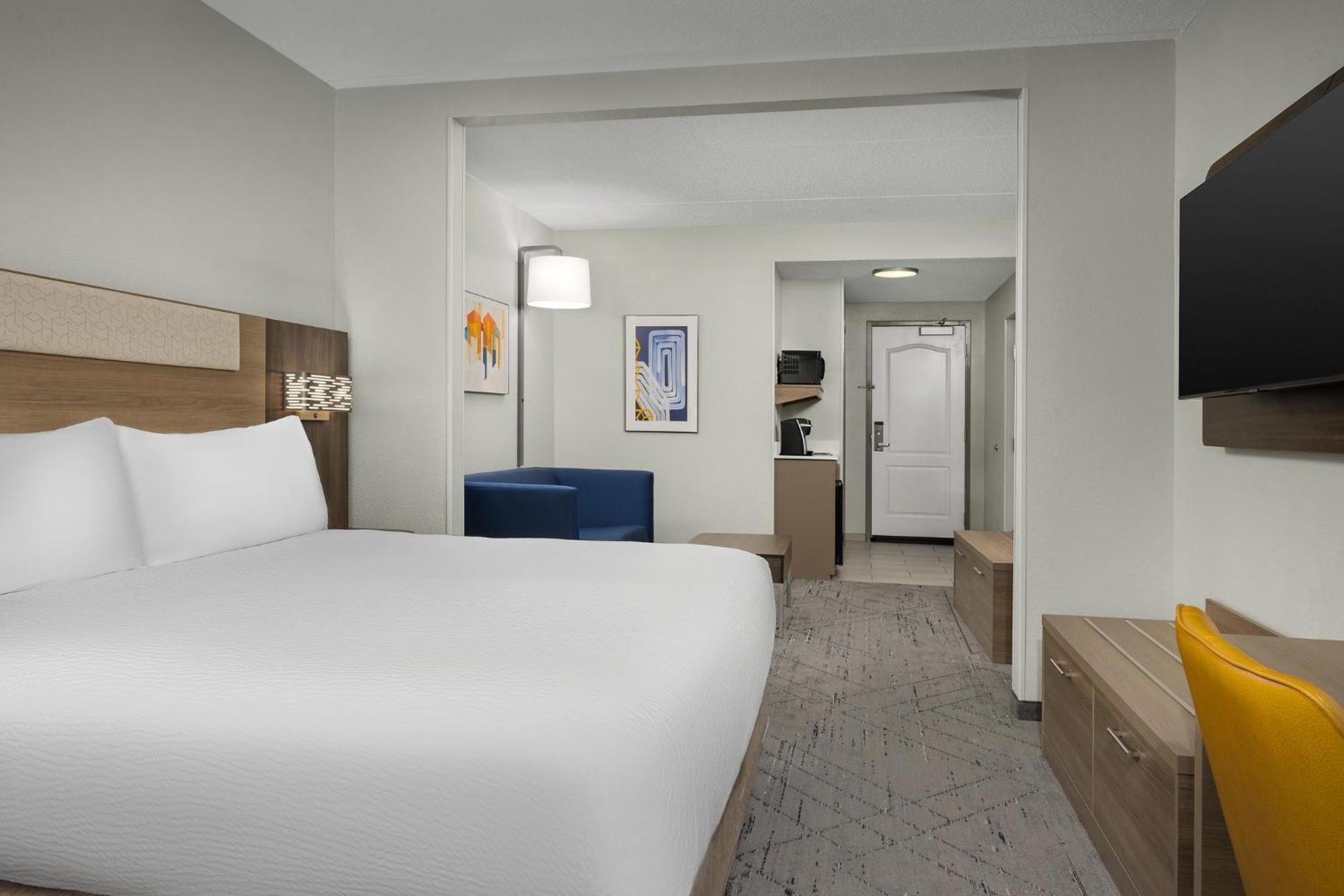 Holiday Inn Express Hotel & Suites Greensboro - Airport Area By Ihg Exterior photo