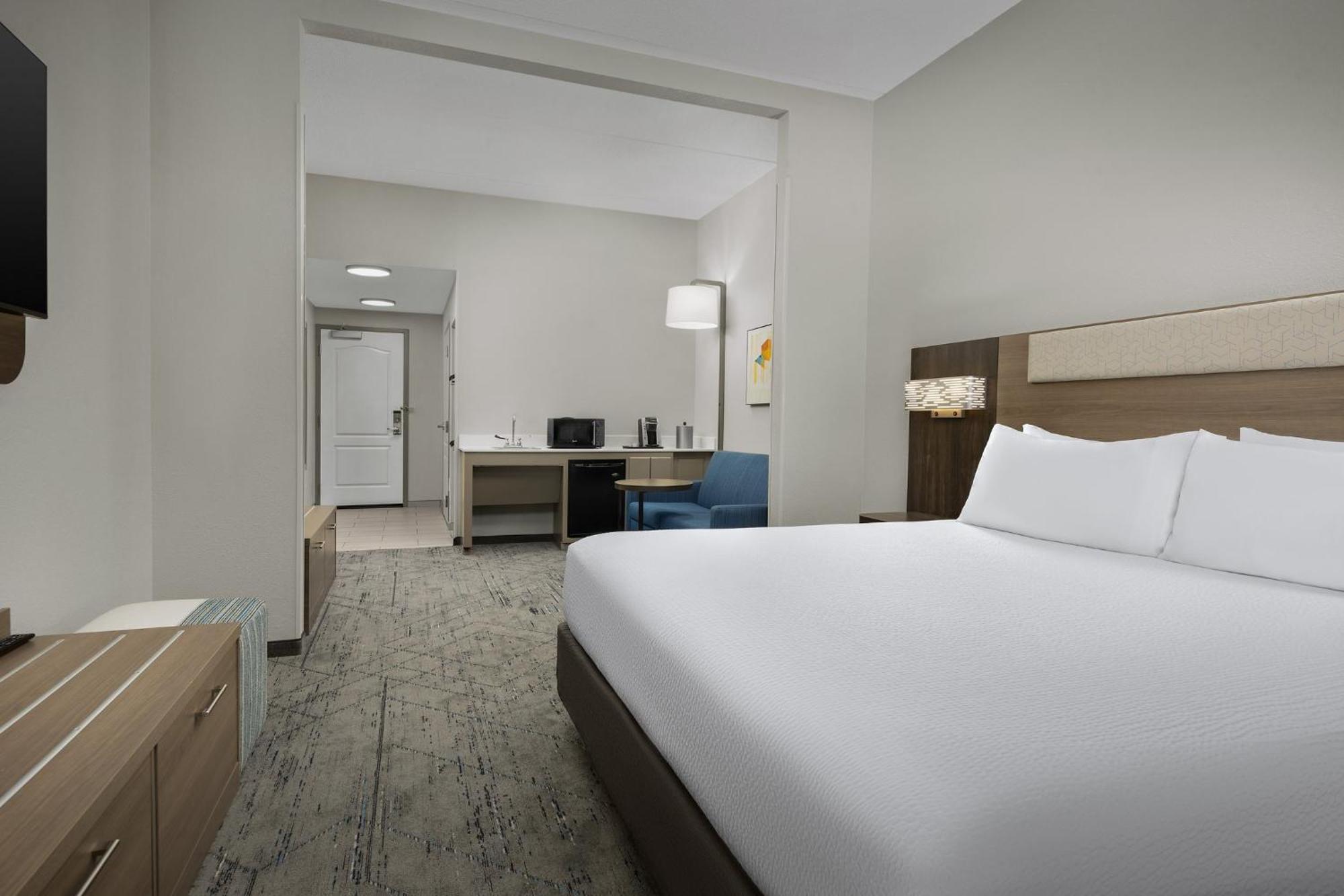 Holiday Inn Express Hotel & Suites Greensboro - Airport Area By Ihg Exterior photo