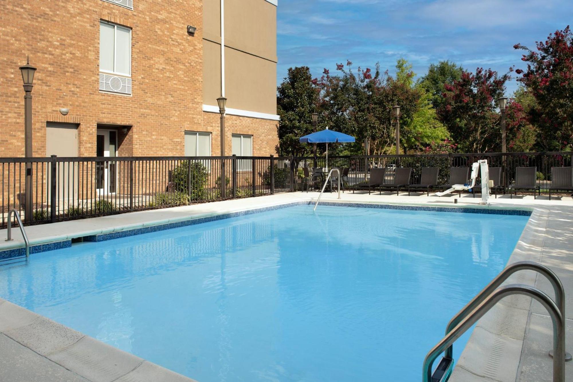 Holiday Inn Express Hotel & Suites Greensboro - Airport Area By Ihg Exterior photo