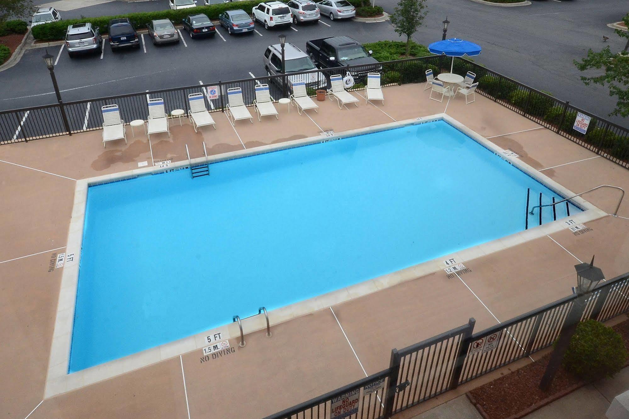 Holiday Inn Express Hotel & Suites Greensboro - Airport Area By Ihg Exterior photo