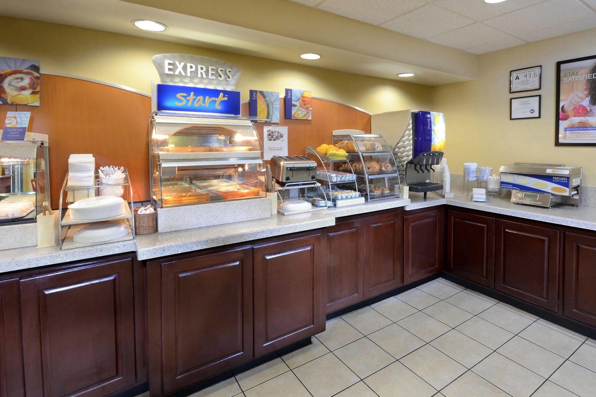 Holiday Inn Express Hotel & Suites Greensboro - Airport Area By Ihg Exterior photo